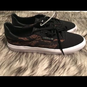 Men’s size 10 Adidas 3mc Black & Camo sneakers